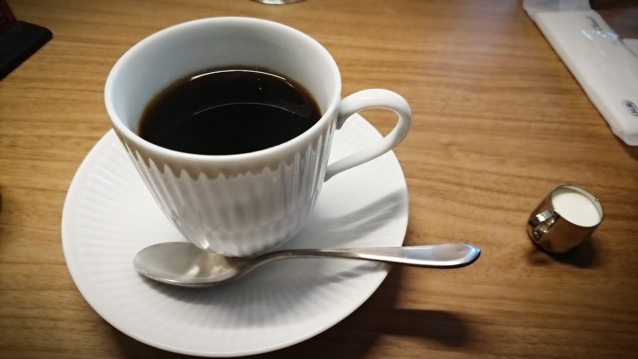 セットドリンクにした期間限定「マンダリンブレンド」。白く薄く美しいカップでいただくドリップコーヒーです。