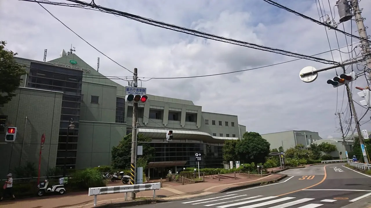 この庁舎の向こう側、道路「横浜上麻生線」に並行してある「鶴見川」