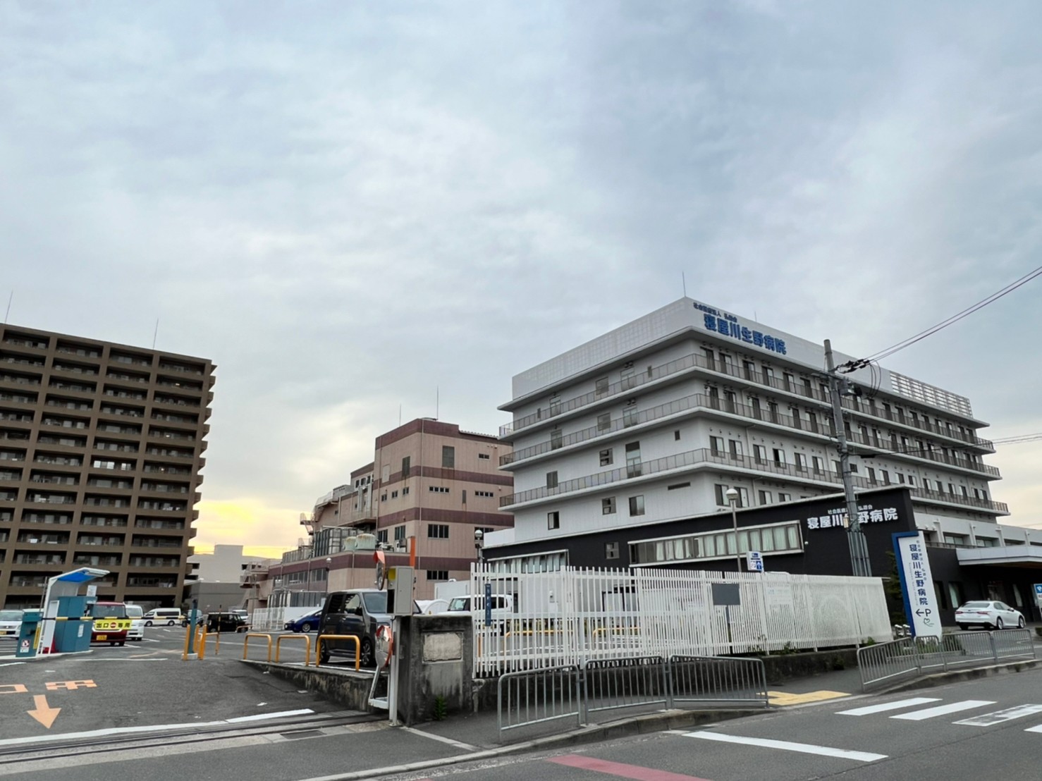 現在の寝屋川生野病院と駐車場（旧オンキヨー跡）