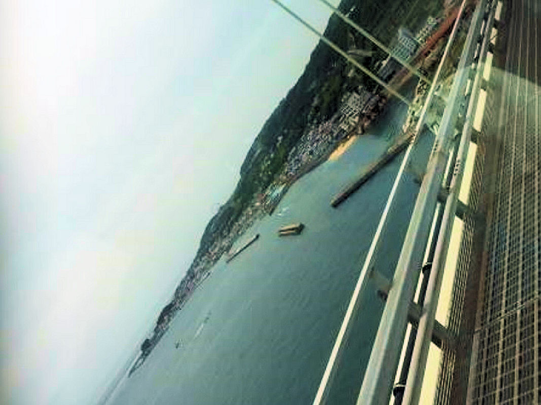 参考画像：明石海峡大橋から淡路島を見る