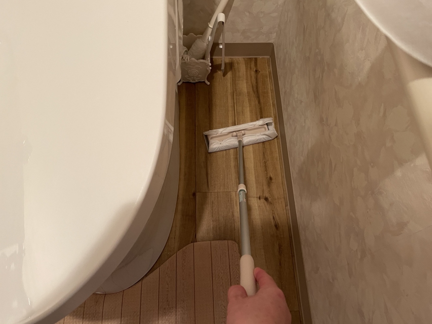 汚れやすいトイレの床、ワイパーならひざをつかず手軽に掃除できます