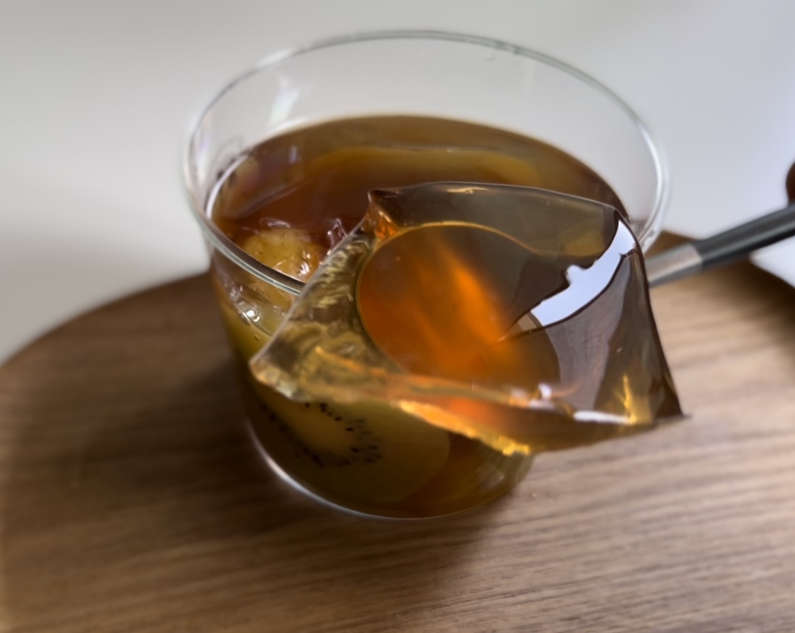 アールグレイの香りをまとった紅茶ゼリーはパインやマンゴーとも相性抜群！