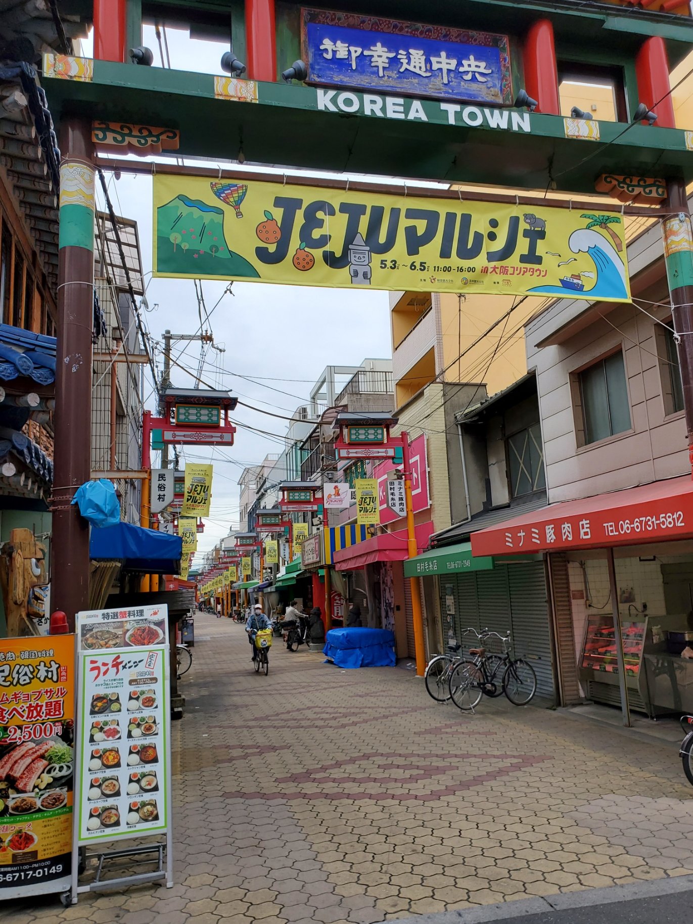 朝9時頃の鶴橋コリアタウン。食品店などはほぼ営業しています。