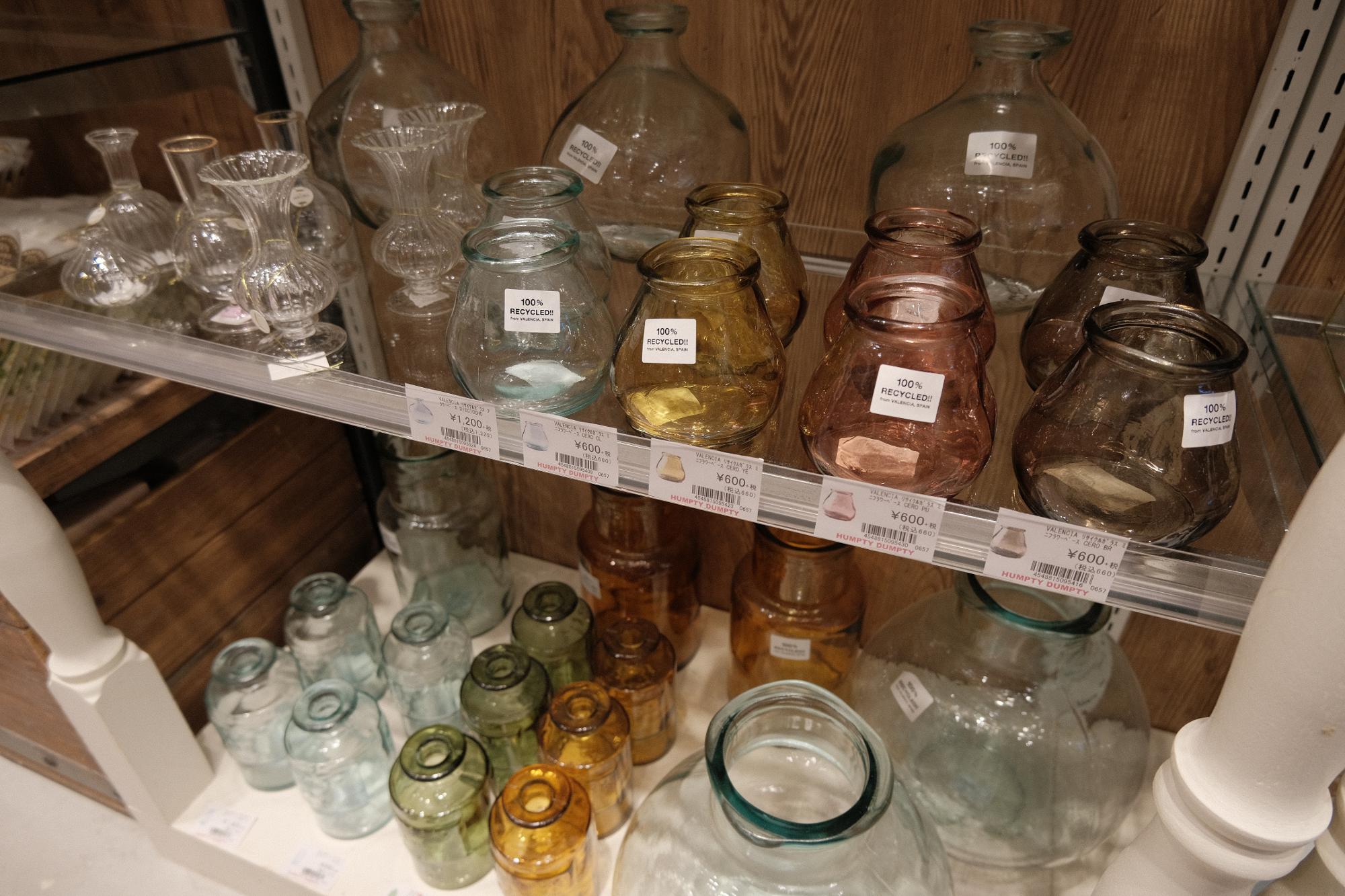 『リサイクルガラスの花瓶』（660円、1320円税込ほか）