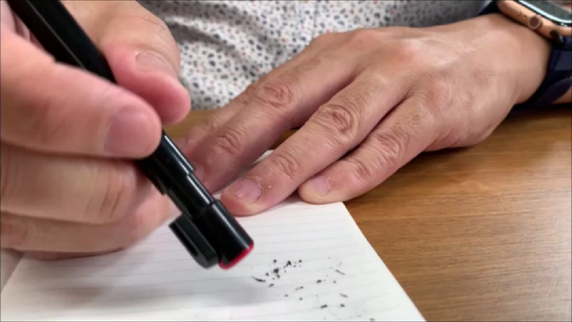 ペン磁消し。ペンのように持って消しカスを吸着できる。消しカスはU字型のクリップを本体手前に引くことで磁力がオフ。ゴミ箱などに捨てることができる。