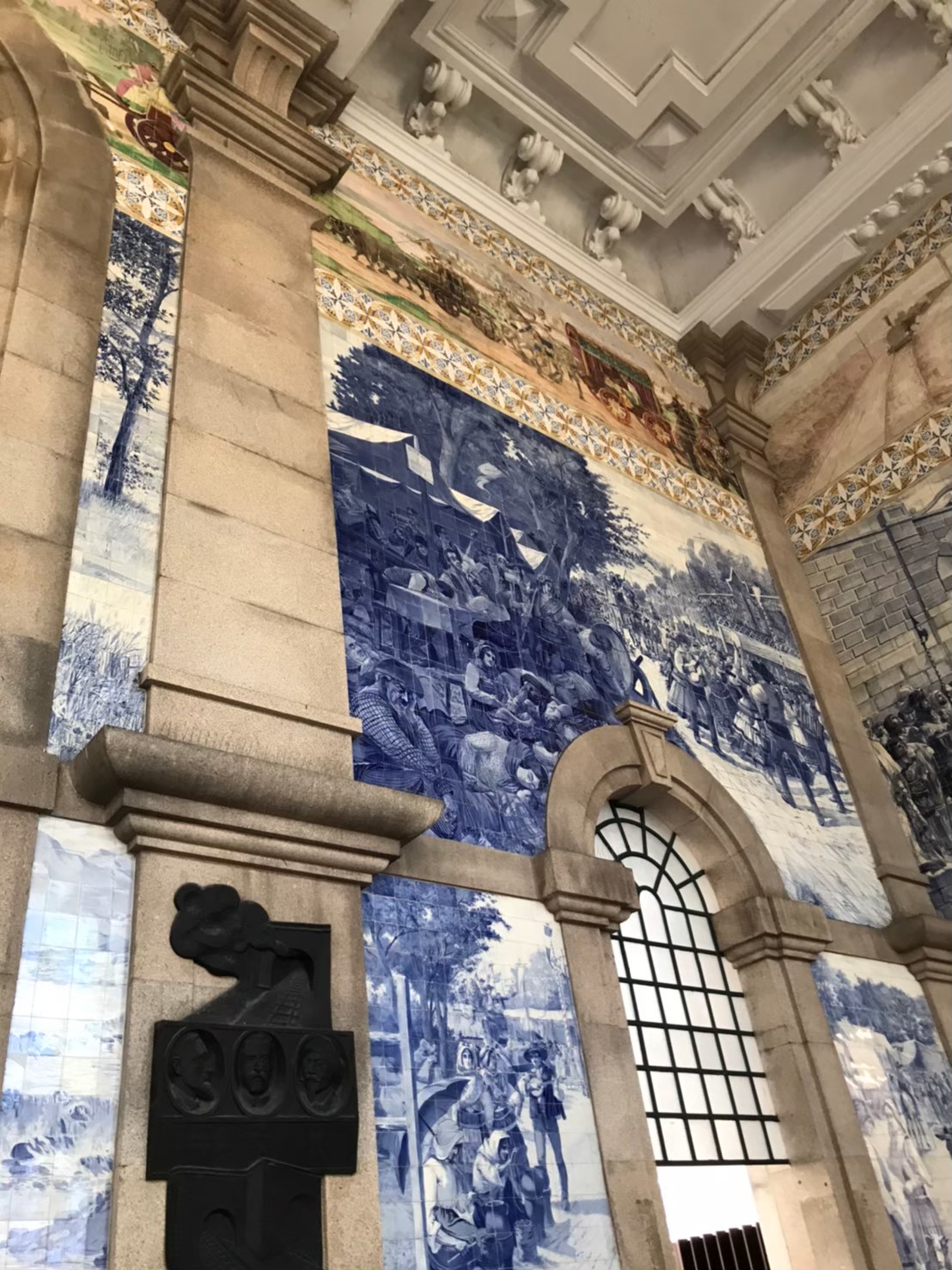 平岩さんを魅了したポルトガルの風景より。「ポルトガル第2の都市・ポルトの駅舎にあるアズレージョ（ポルトガルの有名なタイル）で描かれた壁絵」