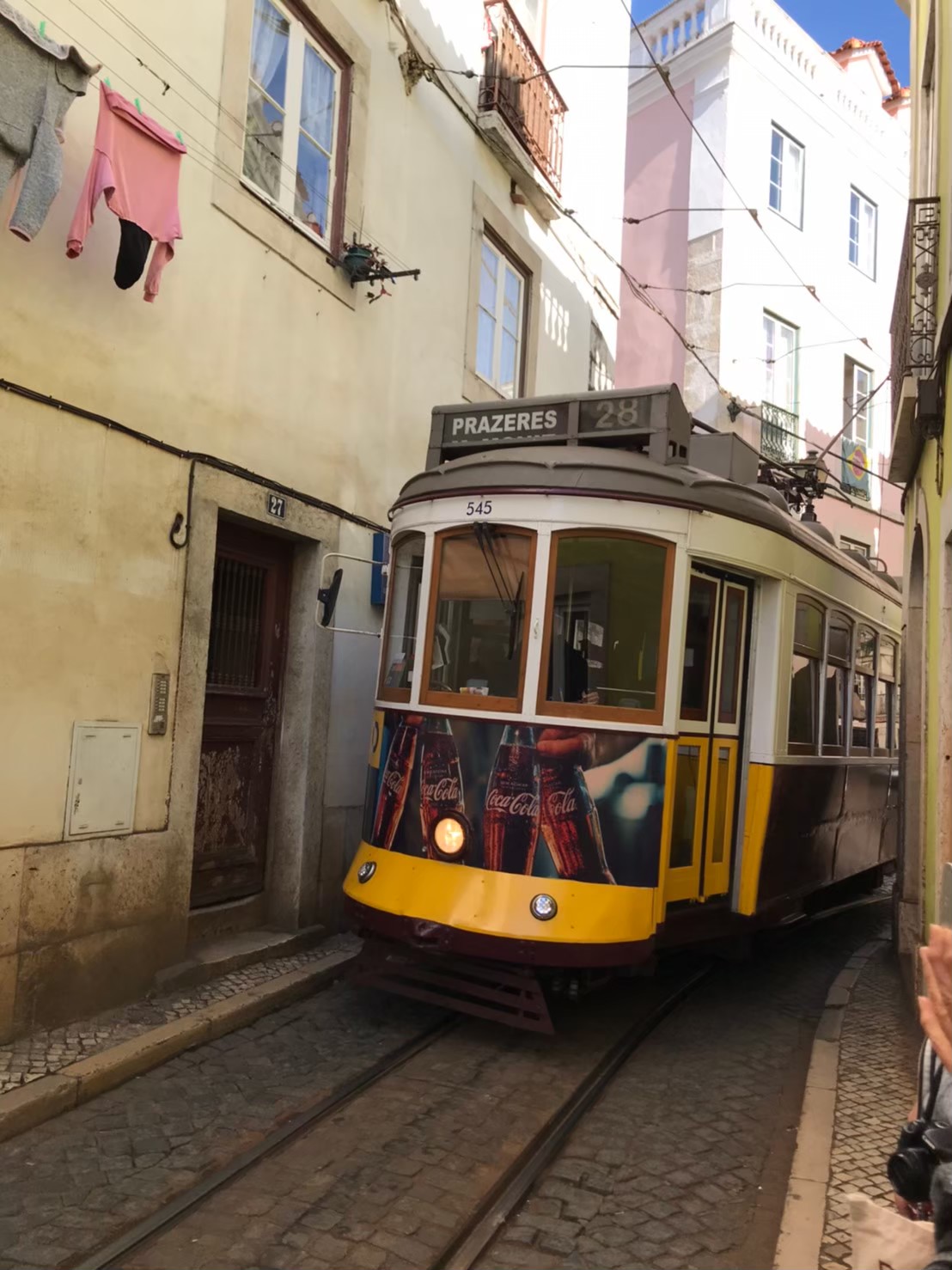 平岩さんを魅了したポルトガルの風景より。「リスボンの路面電車。この辺りは特に狭い場所で、歩行者や家をかすめるように電車が走っていきます」