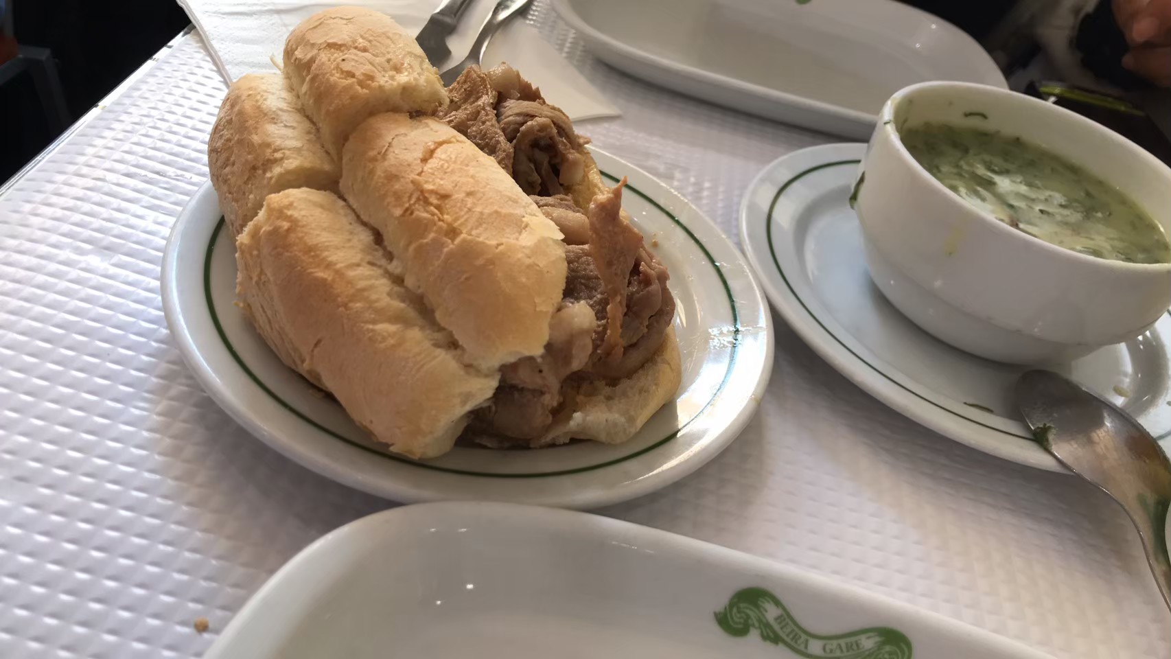 平岩さんのポルトガルでの食べ歩き記録から。「リスボンの有名なカフェのボリュームたっぷりのビファーナと、カルドヴェルデという定番スープです」