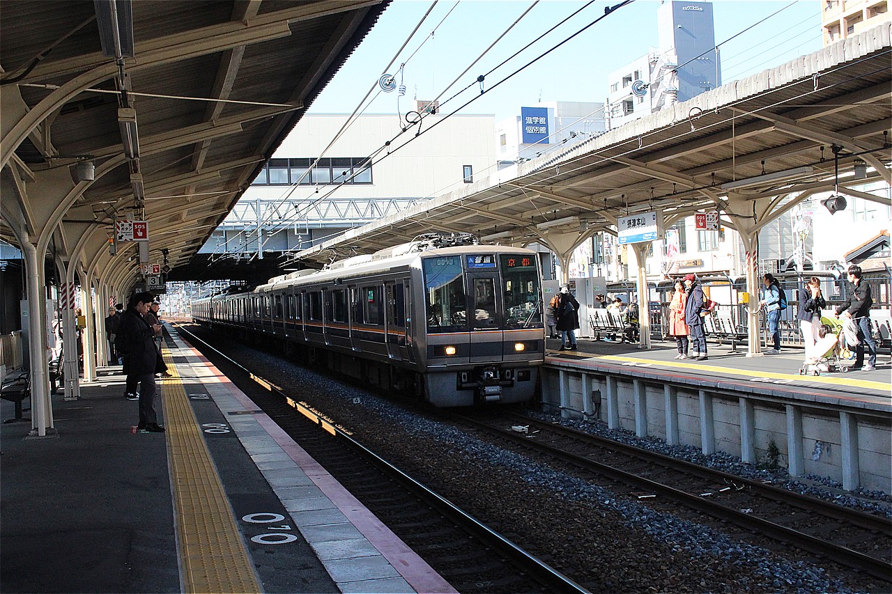 駅舎は新しくなったが、ホームは昔のまま。やって来たのは上り京都行の普通電車。