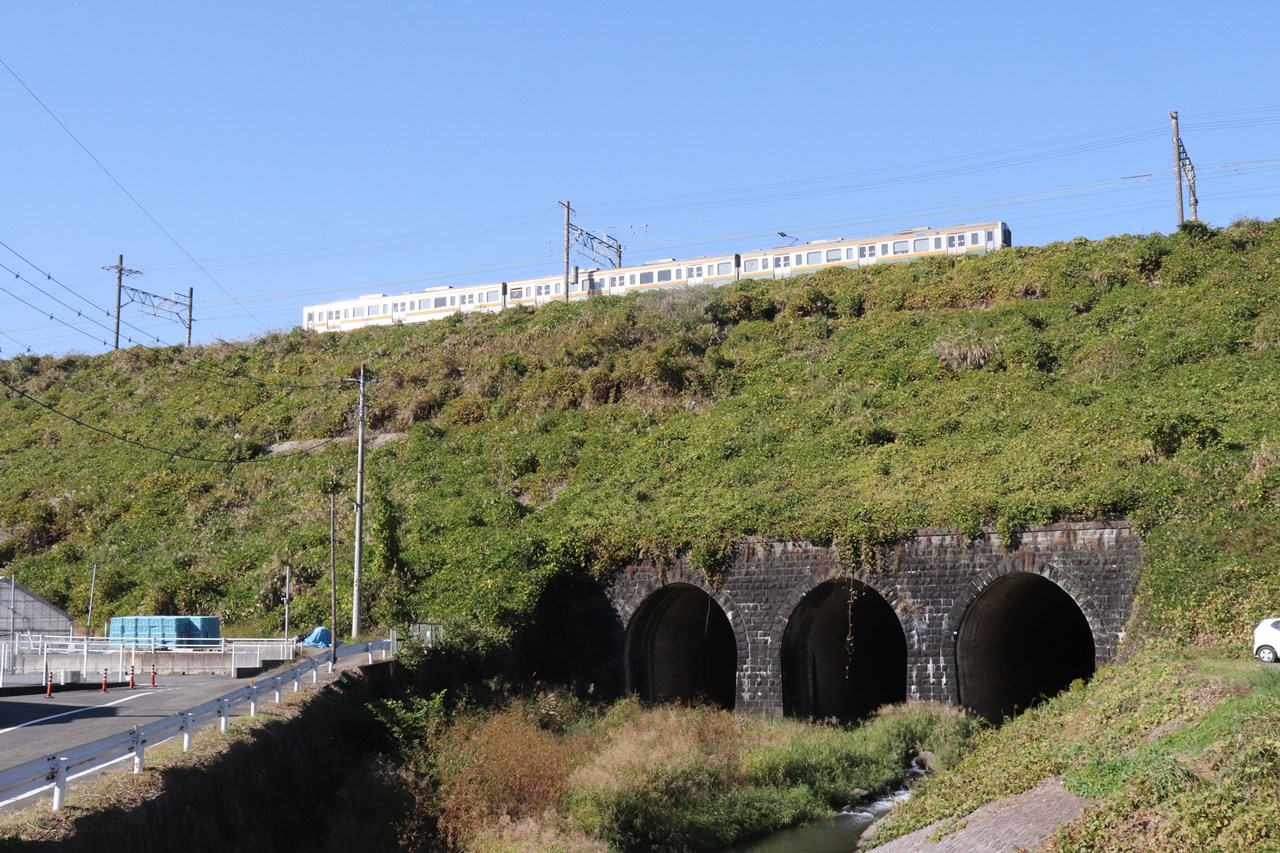 開通以来87年間、東海道本線を支え続ける石造りの橋梁。