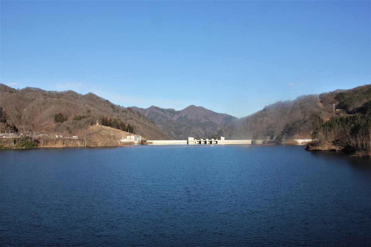 計画から68年、紆余曲折を経て八ッ場ダムが完成し、広大なダム湖「八ッ場あがつま湖」が出現した。