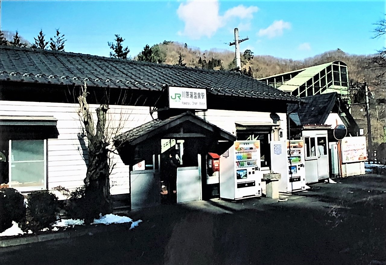 水没した旧川原湯温泉駅は、吾妻線で最後まで残った木造駅舎だった。（2006年1月撮影）
