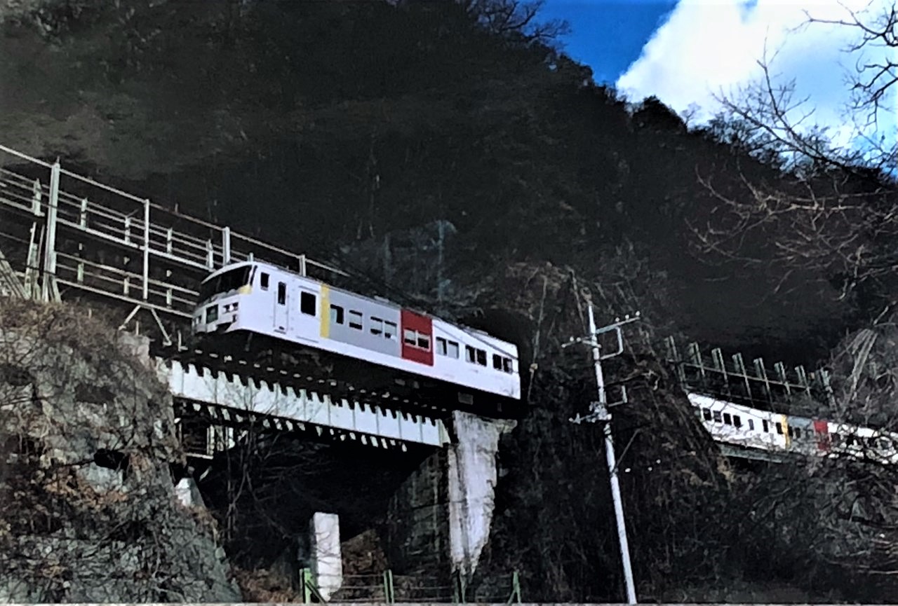 岩沢～川原湯温泉間にあった、全長7.2メートルの樽沢トンネルを行く特急「草津」（2006年撮影）