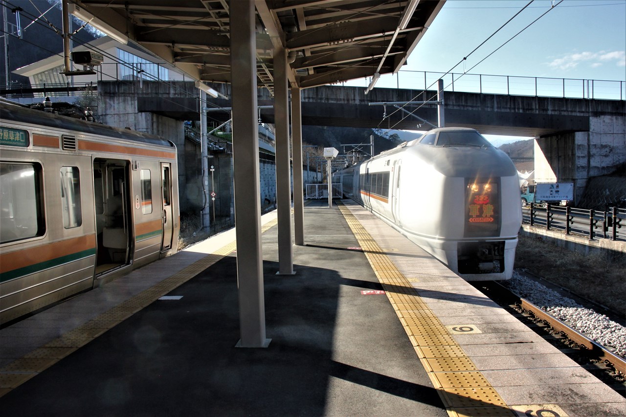 川原湯温泉駅を通過する上野行の特急「草津」。ホームには、今も特急停車位置の案内表示が残されている。