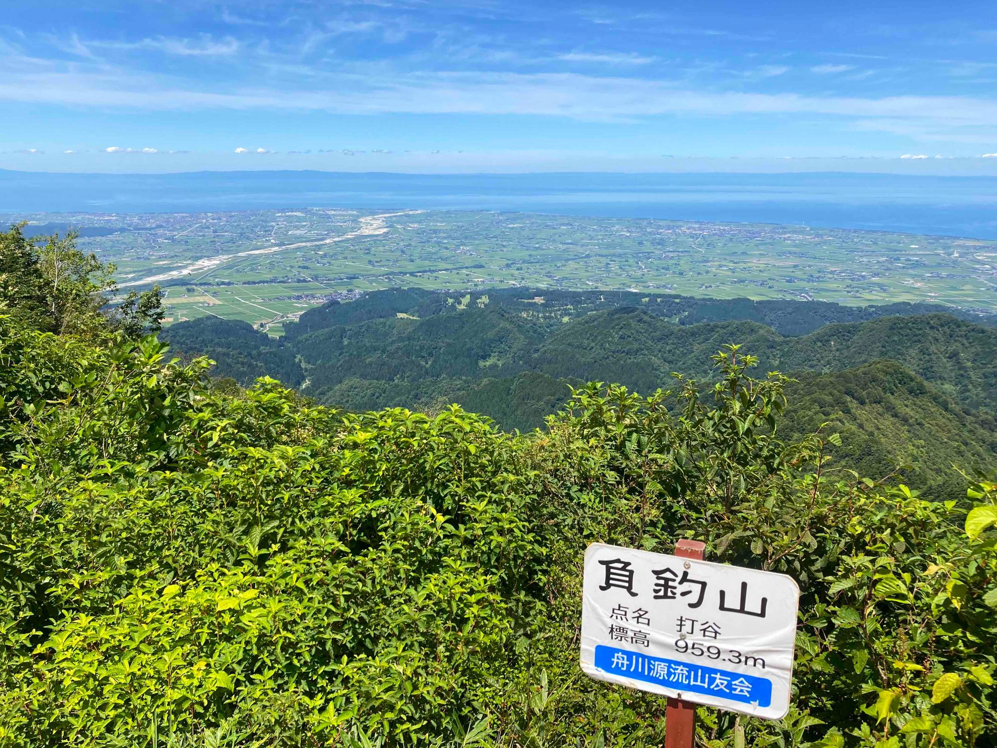 山頂から富山湾を望む景色