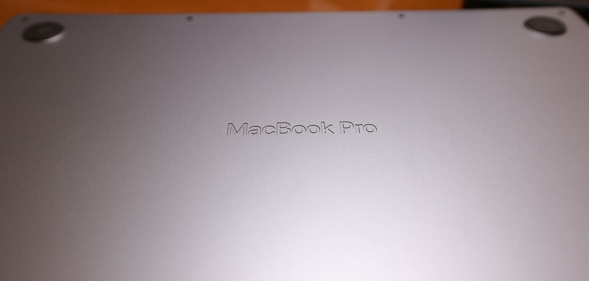 本体裏側にMacBook Proの刻印