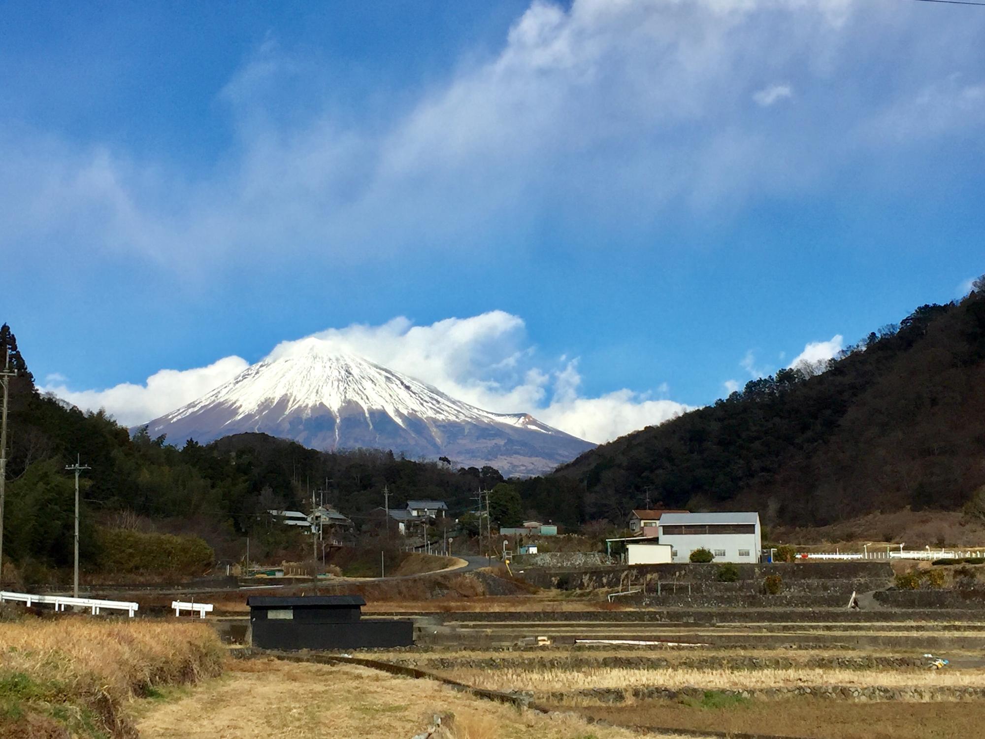 田畑と山々に囲まれた富士。