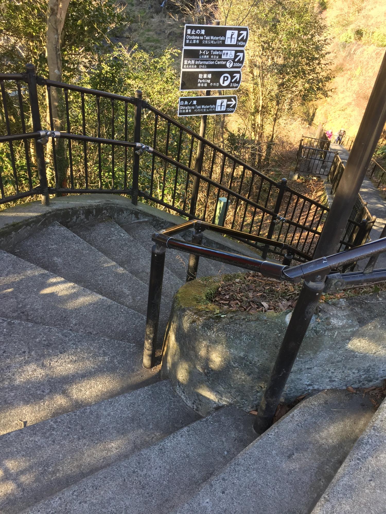 それほど長くないですが、急な階段です。