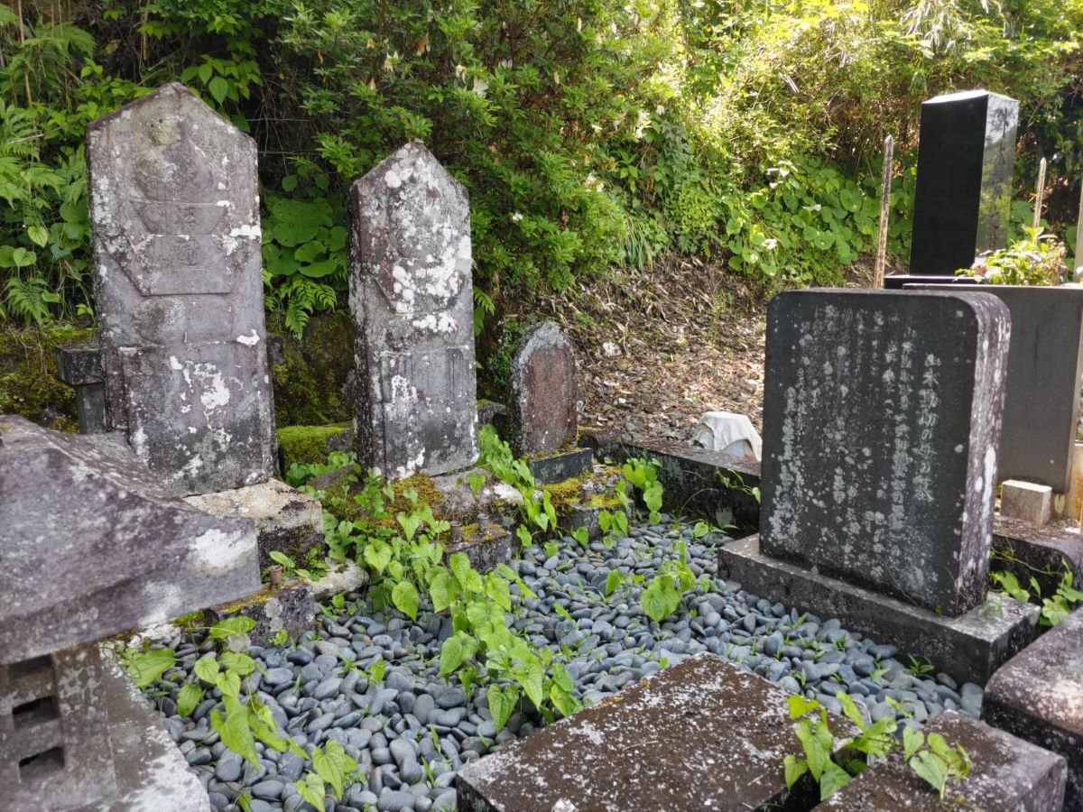 墓碑の下には安女の墓と刻まれています。