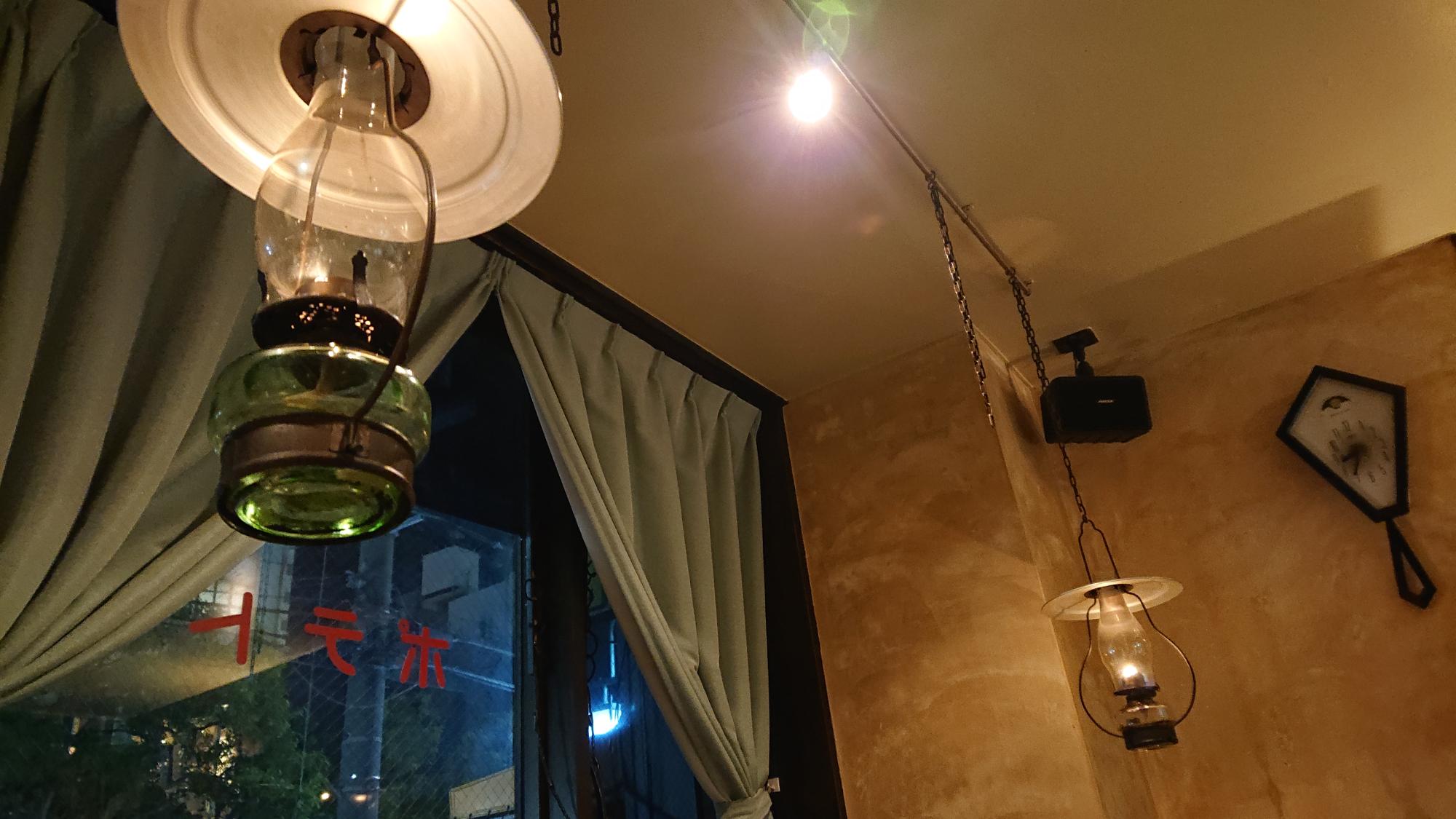 Lamp Light じゃがいもは優しいランプの灯りの下で料理を楽しむことができます。